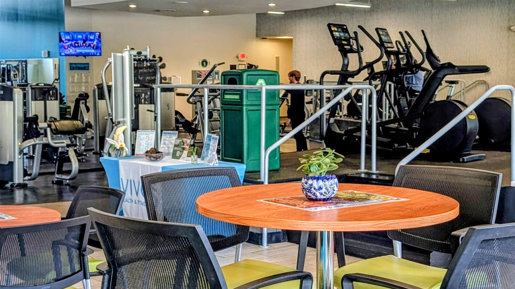 The shake bar and lounge at VIVE Health & Fitness in Kingston, PA
